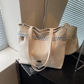 Bolso tote de lona beige con bordado ondulado azul y diseño gráfico de niña de dibujos - Caqui