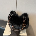 Detail der schwarzen Plüsch-Handtasche mit Retro-Griff aus dunkelbraunen Holzperlen - Schwarz