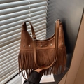 Borsa hobo boho in pelle scamosciata marrone con borchie a stella e lunghe frange - Marrone