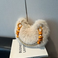 Beige Handtasche aus Kunstpelz mit orangefarbenem Holzperlengriff und weichem Design - Khaki