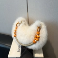 Flauschige weiße Kunstpelz-Handtasche mit einzigartigem Schultergurt aus orangefarbenen Holzperlen - Weiß