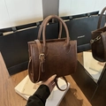 Vintage dark brown leather handbag with adjustable strap and golden metal hardware - No Pendant / Brown