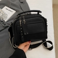 Borsa a tracolla retrò nera a grana litchi con rivetti e ampia tracolla in tessuto - Nero