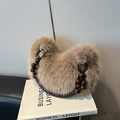 Sac à main en fausse fourrure marron clair avec poignée en perles de bois et anneau métal - Brun
