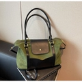 Detalle del bolso tote vintage verde mate con asas de cuero negro y cremallera dorada - Verde