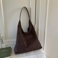 Detalle de patrón floral cortado con láser en bolso tote de gamuza marrón oscuro - Marrón