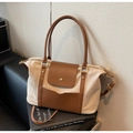 Detalle del bolso tote de ante beige con asas de cuero marrón y herrajes dorados - Blanco Roto