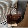 Détail du sac cabas marron mat vintage avec texture daim et accents dorés - Café
