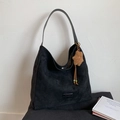 Détail du grand sac cabas en daim noir avec plaque en métal et breloque étoile marron - Avec Pendentif / Noir