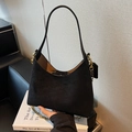 Borsa hobo in camoscio nero con catena dorata e tracolla regolabile in pelle nera - Nero