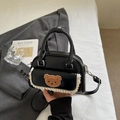Glänzende schwarze Mini-Handtasche mit braunem Teddybär-Aufnäher und weißer Spitze - Schwarz