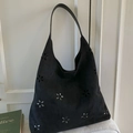 Bolso hobo grande de ante negro con patrones florales cortados con láser y diseño casual - Negro