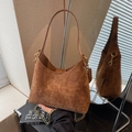 Borsa a spalla a mezzaluna in camoscio marrone con catena d'oro e manico in pelle - Marrone