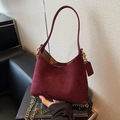 Borsa a secchiello bordeaux in camoscio con catena dorata e manico in pelle raffinato - Borgogna