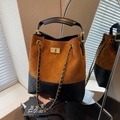 Bolso cubo vintage de ante marrón y cuero negro con textura de rombos - Marrón
