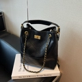 Bolso cubo de ante negro acolchado con correa de cadena dorada y cierre de giro - Negro
