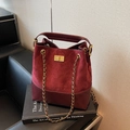 Bolso cubo vintage de gamuza burdeos con acolchado de rombos y cadena dorada - Burdeos