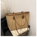 Détail des coutures contrastées et du cuir PU mat de ce grand sac fourre-tout - Kaki