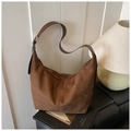 Borsa tote in ecopelle scamosciata marrone con tracolla regolabile e fibbia in argento - Marrone