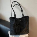 Schwarze Shopper-Tasche aus strukturiertem Kunstleder mit passendem kleinem Anhänger - Schwarz