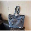 Detalle del bolso tote vaquero azul con monedero redondo y parche de 'good luck' - Azul