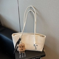 Sac fourre-tout tissé blanc avec texture à chevrons et charmant pendentif chien brun - Poche zippée
