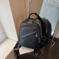 Eleganter schwarzer Damen-Rucksack aus genarbtem Leder mit silbernen Reißverschlüssen - Schwarz