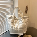 Sac cabas matelassé argenté métallisé de grande capacité avec poignées froncées - Blanc Cassé