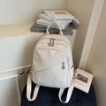 Minimalistischer cremeweißer Rucksack mit Kieseltextur und mehrlagigen Reißverschlüssen - Cremeweiß