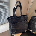 Bolso tote grande de mezclilla negra lavada con bolsillos y monedero redondo a juego - Negro