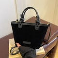 Elegante schwarze Wildleder-Eimertasche mit Ledergriffen und goldenen Beschlägen in Matt - Schwarz
