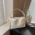 Borsa a nuvola plissettata color crema in morbida pelle martellata con nodo al manico - Bianco Sporco