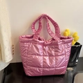Sac fourre-tout matelassé rose métallisé avec poignées plissées et texture bouffante - Rose