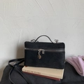 Sac à main chic en daim noir givré avec détails argentés et poignée supérieure - Noir