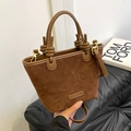 Braune Beuteltasche aus Wildlederimitat mit geknotetem Ledergriff und Schultergurt - Braun
