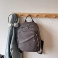 Dunkelgrauer Rucksack aus genarbtem Leder mit mehreren Reißverschlüssen für Damen - Dunkelgrau