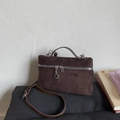 Sac bandoulière carré en daim marron foncé avec détails argentés et poignée - Marron