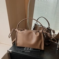 Borsa a mano cloud marrone scuro in pelle plissettata con dettagli a nodo - Marrone