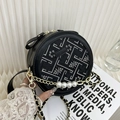 Borsa rotonda nera con ricami floreali, catena di perle e stile cinese moderno chic - Nero
