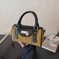 Sac Boston cylindrique en daim marron avec garniture en cuir et breloque cœur - Marron