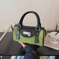 Sac Boston cylindrique en daim vert herbe et cuir noir avec pendentif cœur argenté et clous - Vert