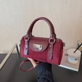 Sac seau bordeaux en cuir et suède avec breloque cœur et bandoulière amovible chic - Rouge