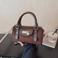 Sac seau marron en daim et PU avec un charmant pendentif en forme de cœur doré - Marron