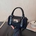 Sac seau noir cylindrique en daim avec clous argentés et bandoulière amovible - Noir
