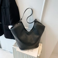 Detail der schwarzen geflochtenen Leder-Einkaufstasche mit Schultergurt im Büro-Stil - Schwarz