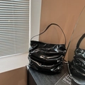Sac à bandoulière plissé en cuir verni noir rétro avec finition brillante minimaliste - Noir (RL-8973)