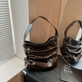 Sac à épaule plissé marron foncé avec finition en cuir verni brillant et bandoulière - Café (RL-8973)