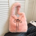 Bolso de hombro de felpa rosa con un lazo negro detalle suave para la moda invernal - Rosa