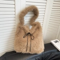 Bolso tote de felpa caqui con correas negras para conjuntos de otoño e invierno - Caqui