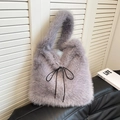 Sac fourre-tout chic en fausse fourrure lilas avec texture douce et détail de nœud noir - Gris